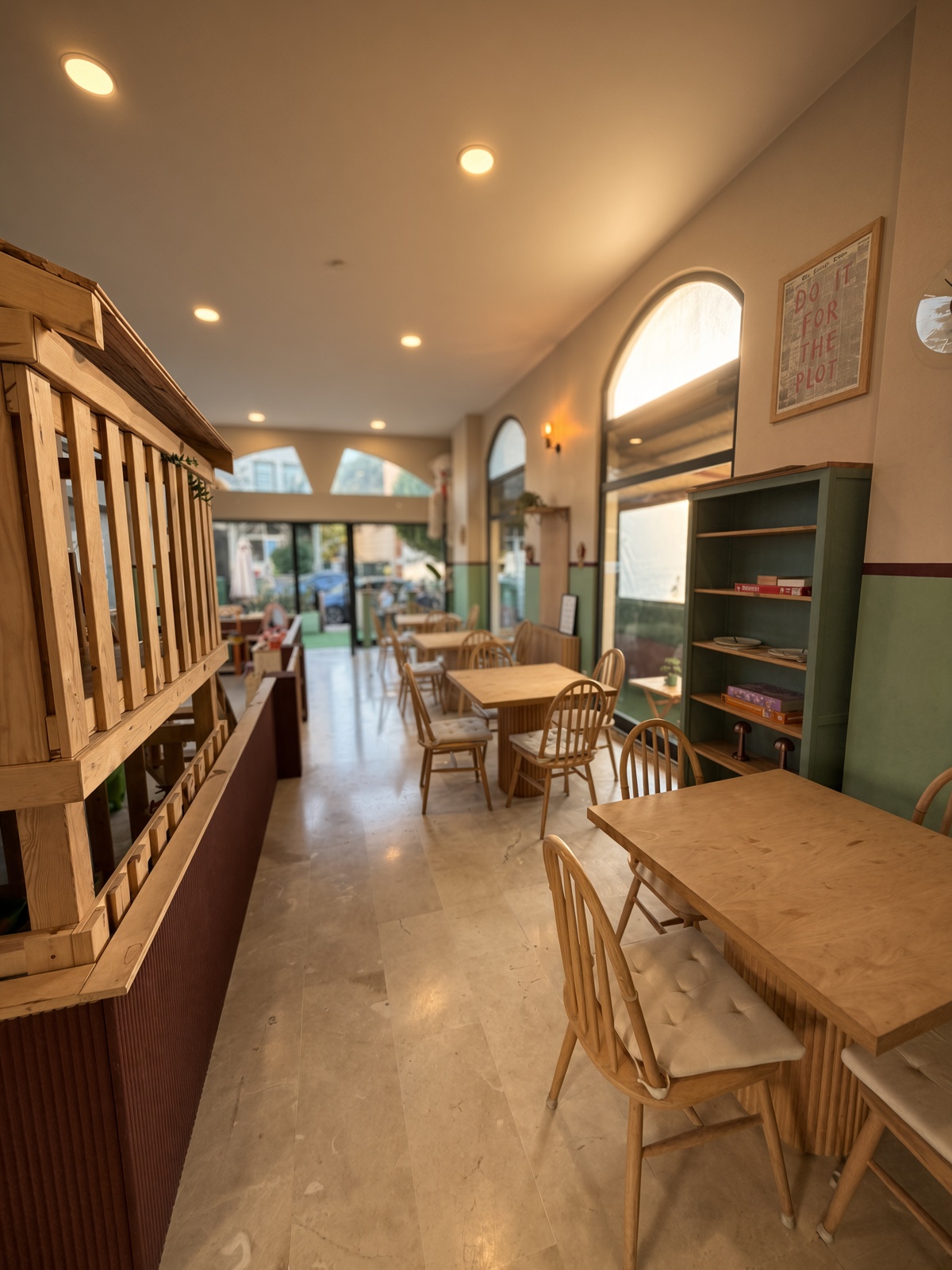 Kafe masaları ve kemerli pencereler