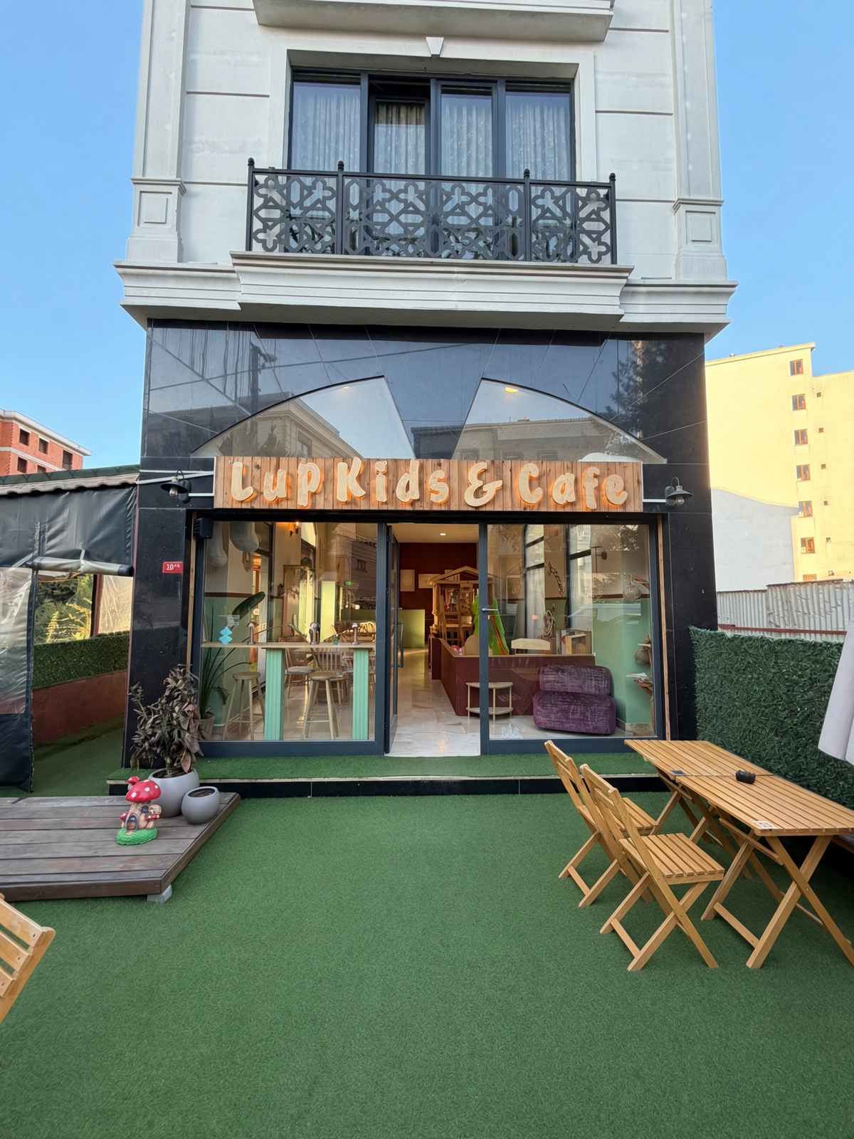 Lup Kids Cafe vitrini, Çekmeköy
