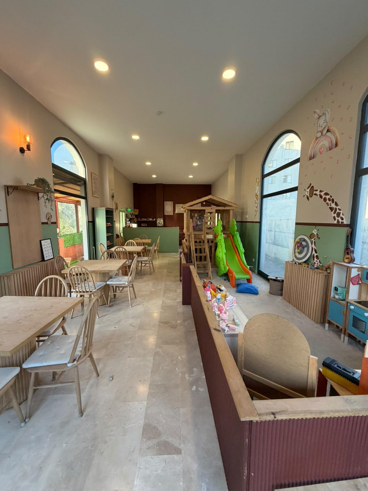Ahşap oyun evi ve kafe salonu